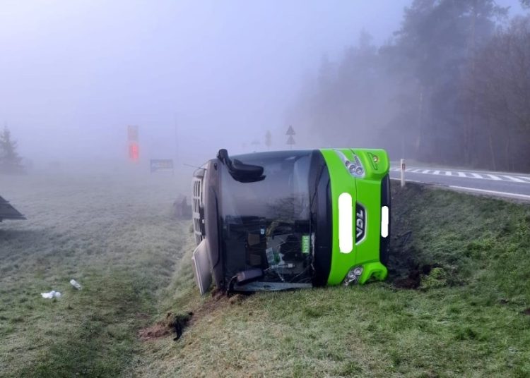 Autokar Wypad Z Drogi Cztery Osoby Ranne Remiza Pl Polski Serwis