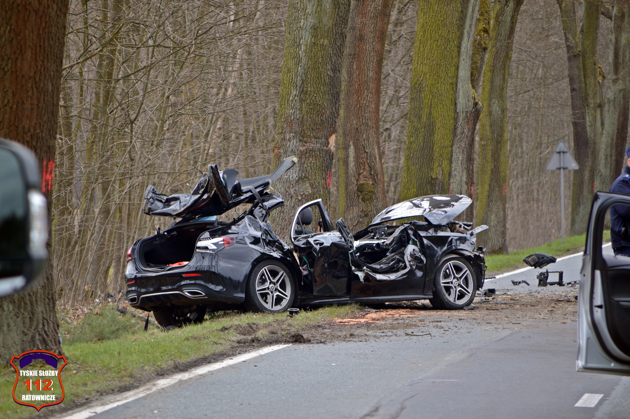 Tragedia w Bieruniu. Mercedes osobowy uderzył w drzewo. Kierowca poniósł śmierć na miejscu!