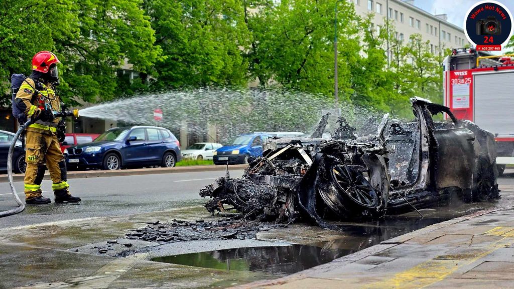 Elektryczne auto doszczętnie spłonęło w Warszawie