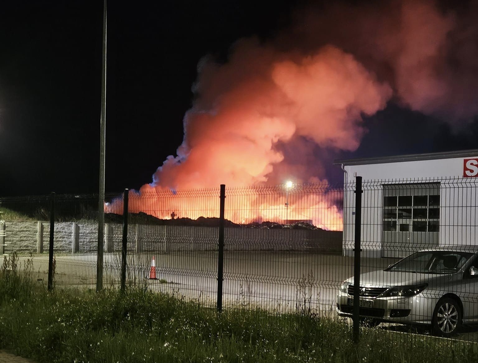 Pożar odpadów w Rawiczu. W akcji 150 strażaków