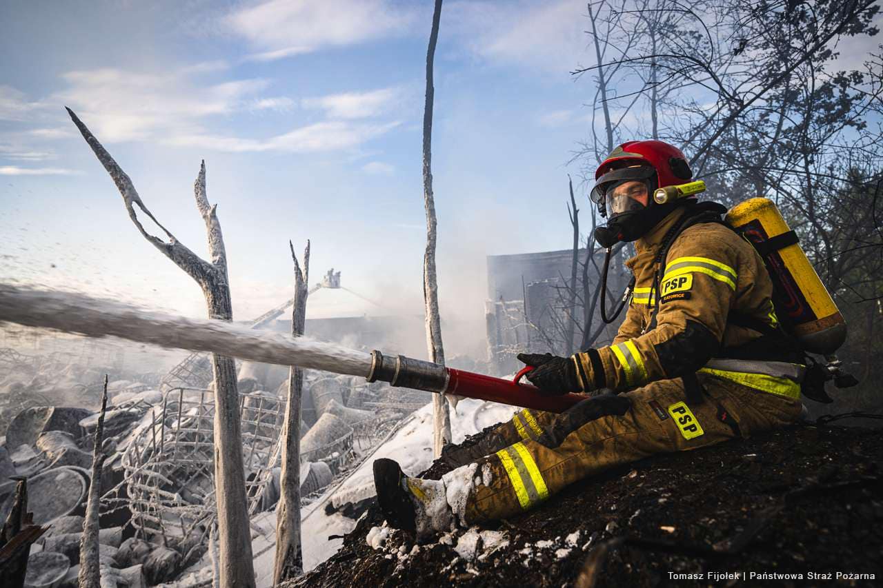 Siemianowice Śląskie. Strażacy dogaszają pożar