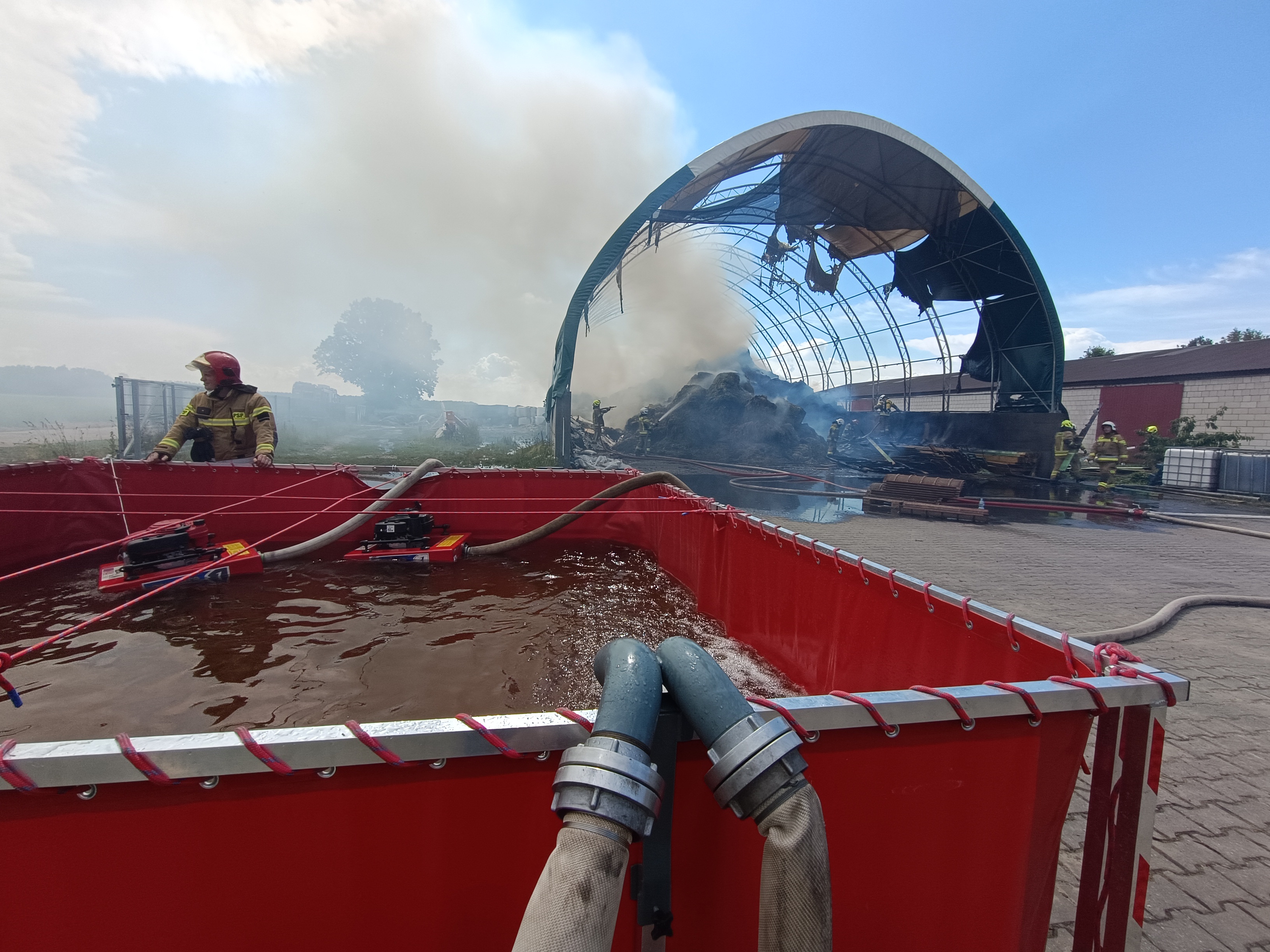 Pożar hali rolniczej w Leopoldowie