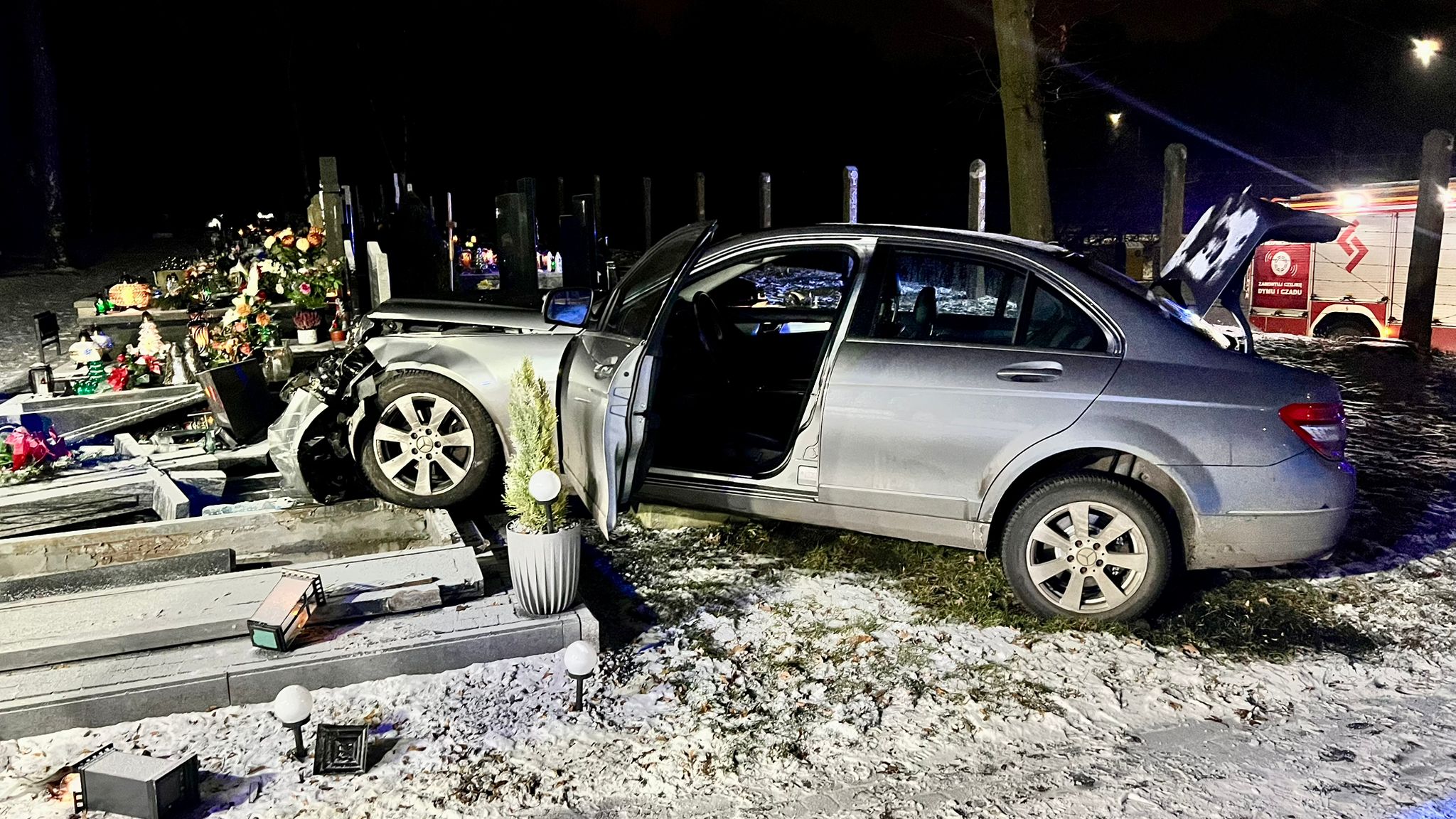 Wjechał na cmentarz i uciekł. realizowane są poszukiwania